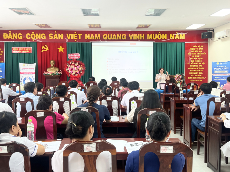 BSCKII Huỳnh Thị Kim Yến trình bày báo cáo về cập nhật xét nghiệm trong sàng lọc, chẩn đoán và điều trị viêm gan B, C cùng các bệnh lý ký sinh trùng