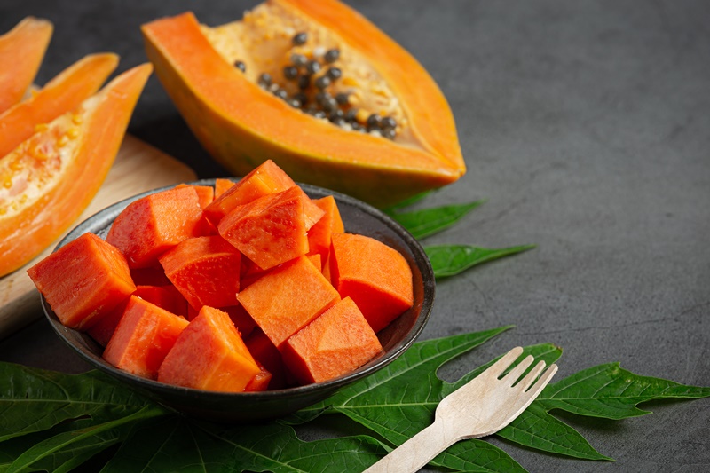 Chị em nên ăn đu đủ để bổ sung vitamin A
