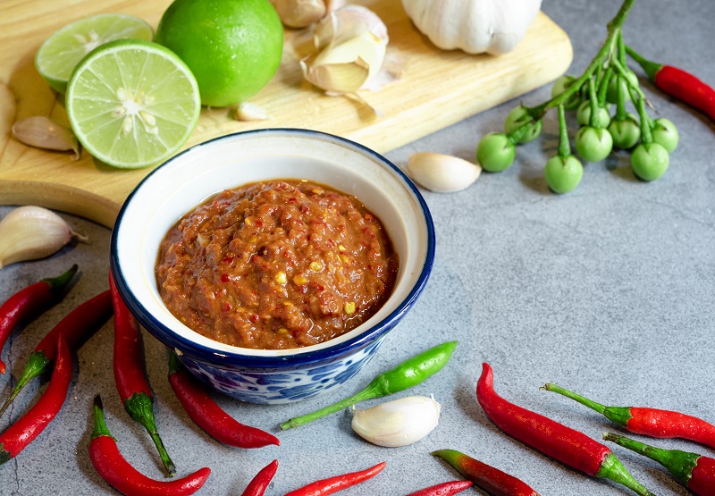 Người bệnh cần hạn chế đồ ăn cay nóng, dầu mỡ và rượu bia để giảm kích thích đại tràng. 