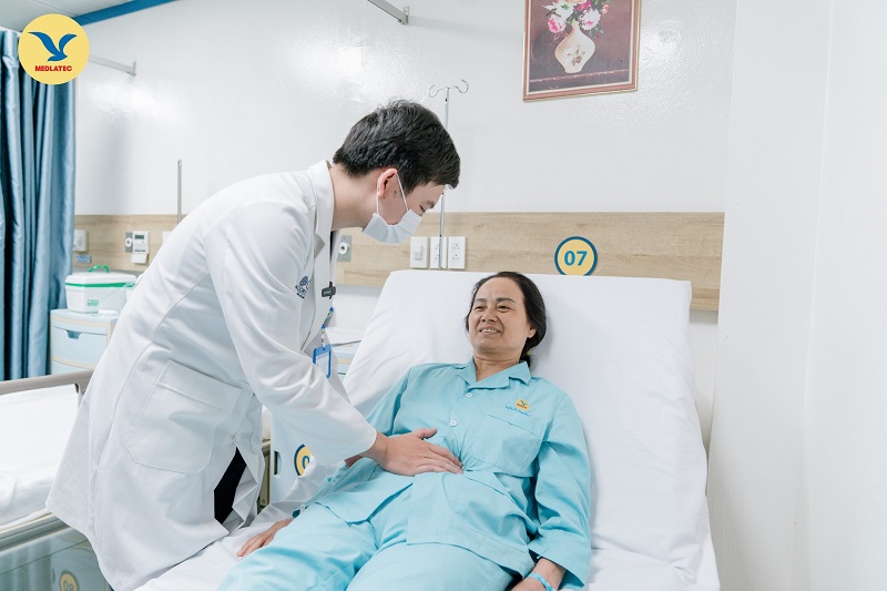 Nếu đau bụng kéo dài, đi ngoài ra máu hoặc sụt cân bất thường, người bệnh nên đi khám sớm.