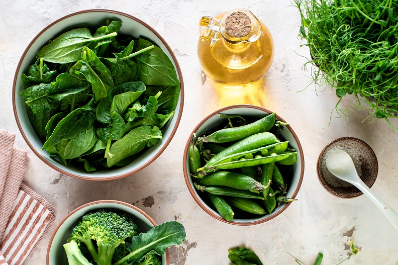 Rau xanh đậm chứa lutein và zeaxanthin có lợi cho võng mạc và điểm vàng của mắt. 