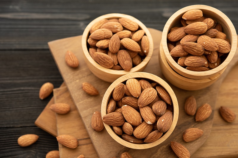 Các loại hạt như hạnh nhân và óc chó chứa vitamin E hỗ trợ duy trì đôi mắt khỏe mạnh. 