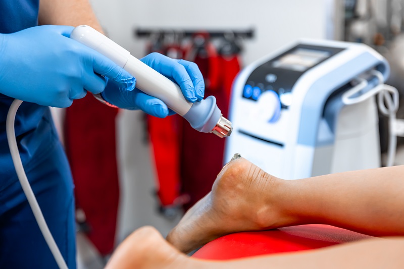 Vật lý trị liệu thường được áp dụng để tăng hiệu quả điều trị viêm gân bàn chân