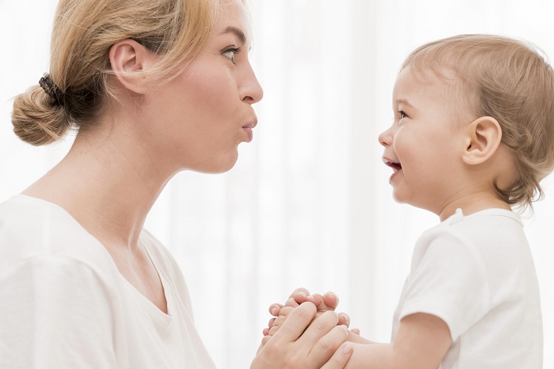 Nhìn thẳng vào mắt, tạo cơ hội để trẻ giao tiếp giúp kích thích phản xạ nói của trẻ