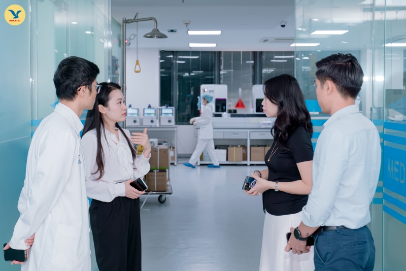 Đoàn chuyên gia cao cấp đến từ Hệ thống Phòng khám Devalda Center thăm quan Trung tâm Xét nghiệm MEDLATEC 