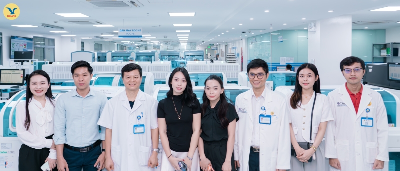 Ảnh chụp lưu niệm tại Trung tâm Xét nghiệm MEDLATEC 