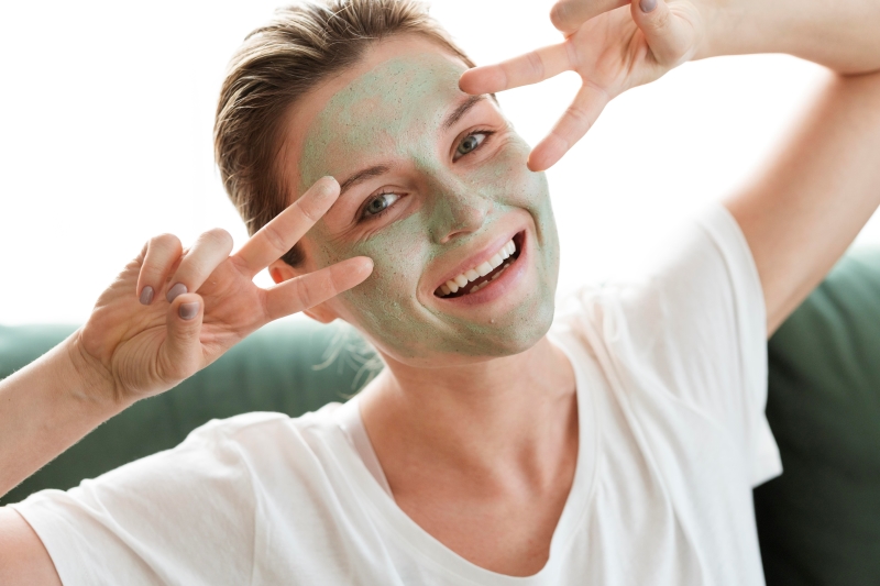 Sử dụng mặt nạ đất sét là phương pháp hiệu quả thay thế cho lột mụn đầu đen