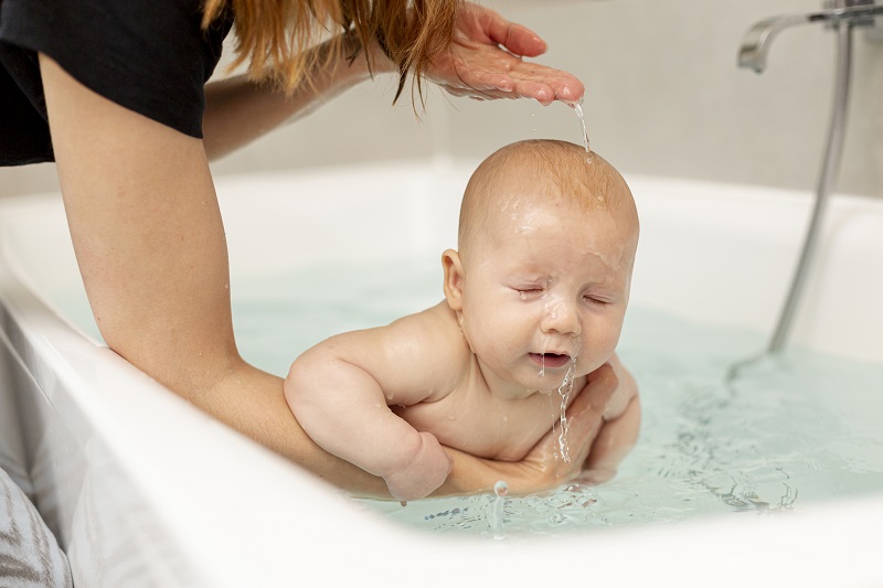 Trẻ cần được tắm mát hàng ngày để phòng ngừa rôm sảy