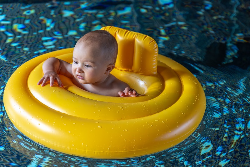 Bơi thủy liệu cho bé khám phá môi trường nước để phát triển khả năng quan sát và nhận thức