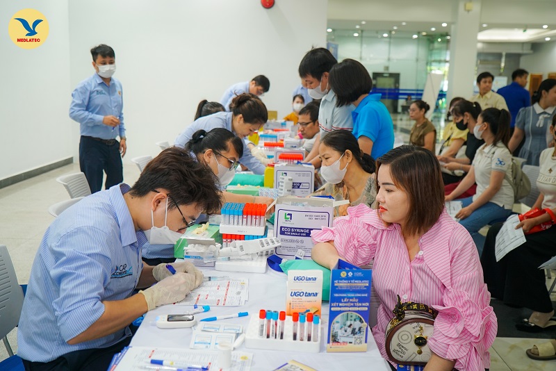 Đội ngũ nhân viên MEDLATEC Đông Nam Bộ thực hiện lấy mẫu xét nghiệm cho người lao động trong chương trình “Trao sức khỏe và tư vấn pháp luật cho công nhân - Vì một Việt Nam khỏe mạnh” tại Trung tâm Hội nghị và Triển lãm Bình Dương.