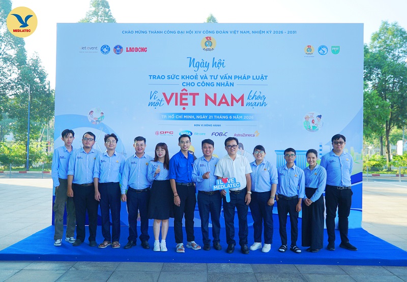 TS.BSCKII Huỳnh Minh Chín - Phó Giám đốc Sở Y tế TP.HCM, Phó Chủ tịch Hội Thầy thuốc Trẻ Việt Nam (áo trắng) chụp ảnh cùng đoàn CBNV MEDLATEC ĐÔng Nam Bộ.