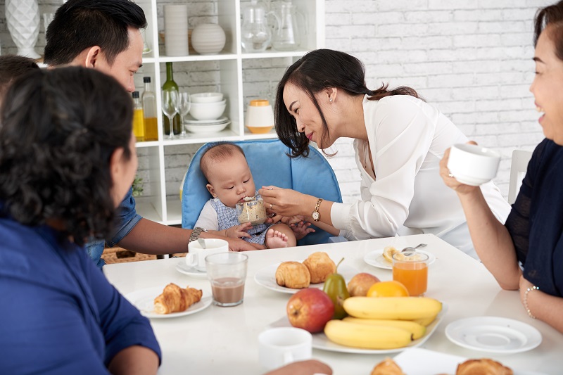 Bé đã sẵn sàng ăn dặm khi đã có khả năng ngồi tốt dưới sự hỗ trợ của người lớn