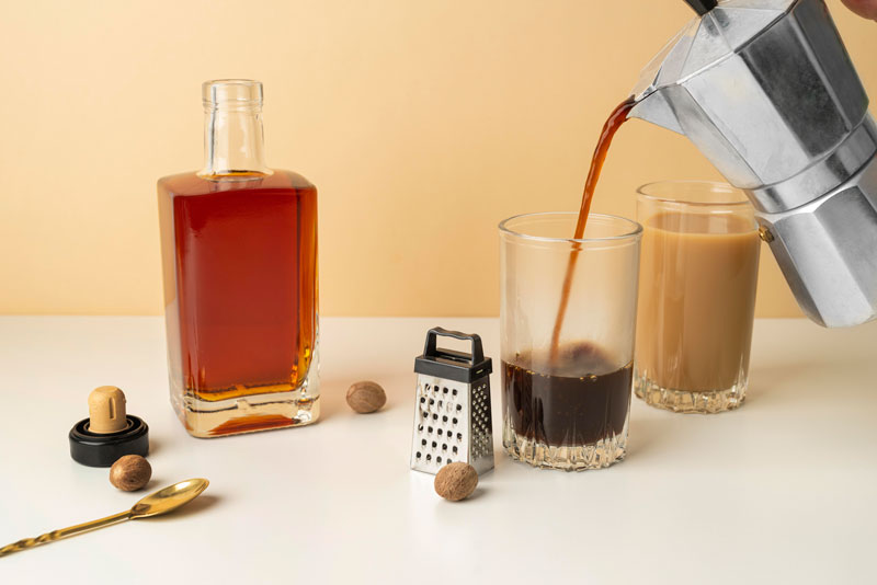 Mẹ bỉm sữa nên tránh xa các chất kích thích như bia, rượu, cà phê,...