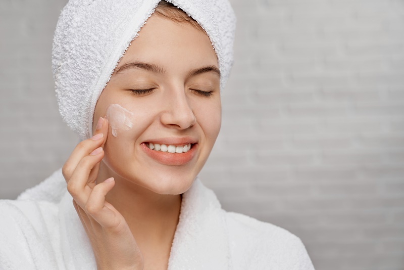 Bôi kem dưỡng ẩm giúp da sớm phục hồi sau cháy nắng