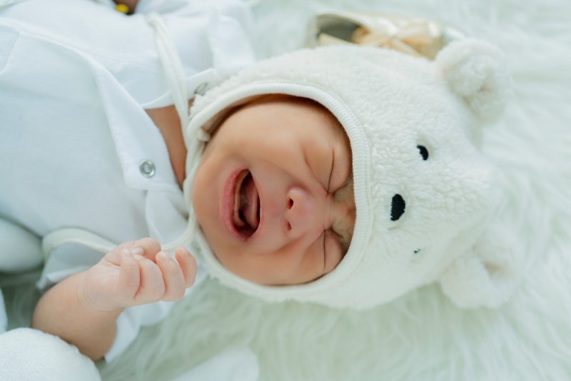 Nhiệt miệng ở trẻ thường gây các nốt trắng nhỏ kèm cảm giác đau rát khi ăn uống