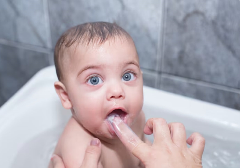Vệ sinh khoang miệng đúng cách giúp hạn chế nốt trắng lan rộng ở trẻ nhỏ