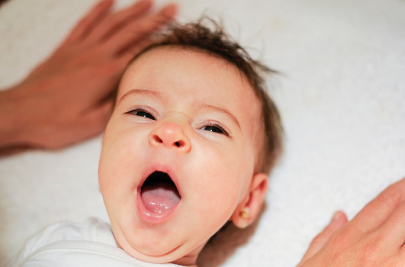 Nốt trắng trong miệng kéo dài có thể khiến trẻ đau rát và bỏ bú