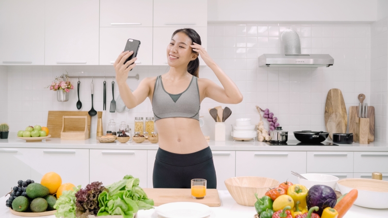 Duy trì lối sống lành mạnh như ăn uống, ngủ nghỉ và vận động giúp giảm đau vùng kín trong kỳ kinh nguyệt