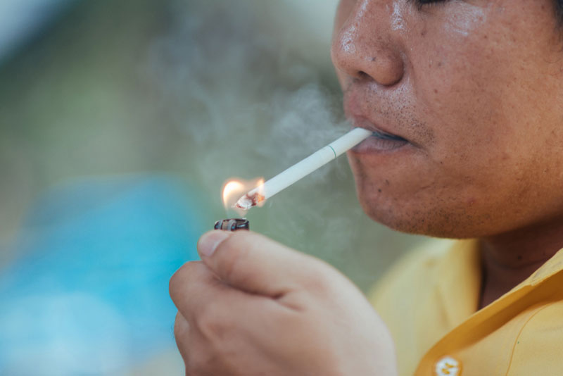 Chân răng bị đen có thể bắt nguồn từ những thói quen xấu hàng ngày