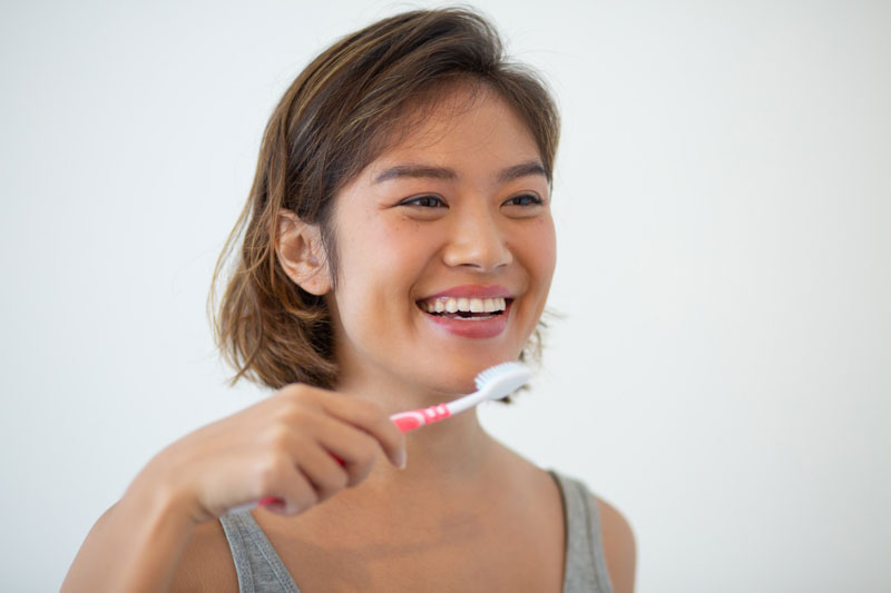 Vệ sinh răng miệng kỹ càng là phương pháp phòng ngừa chân răng bị đen hiệu quả