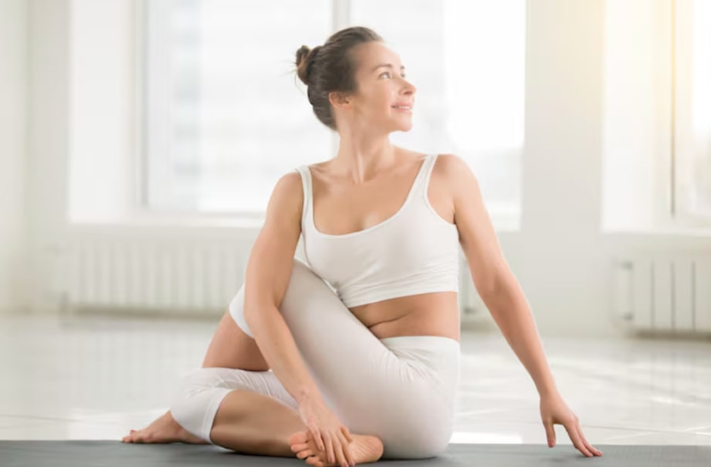 Tập yoga nhẹ nhàng giúp cải thiện tuần hoàn và giảm căng tức bụng dưới hiệu quả