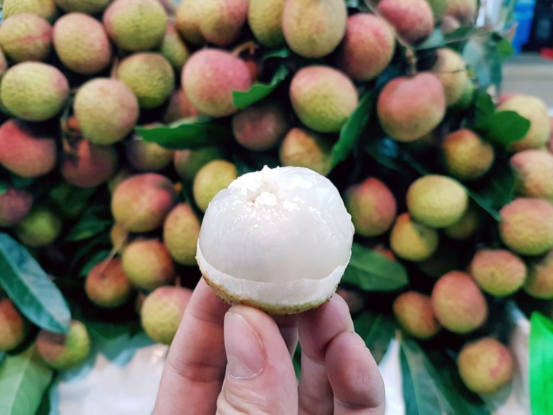 Bạn nên ăn vải với liều lượng vừa phải và tận dụng lớp màng trắng mỏng của vải để giảm bớt mụn
