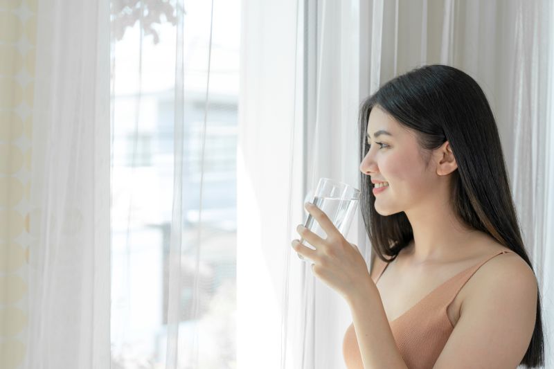 Để hạn chế nổi mụn khi ăn vải bạn nên bổ sung đủ nước lọc mỗi ngày