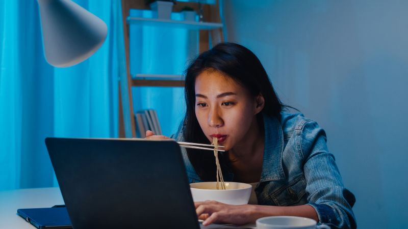 Thức khuya không phải nguyên nhân chính, nhưng đây là yếu tố làm trầm trọng hơn tình trạng mụn trứng cá