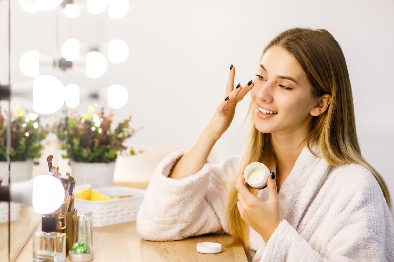 Thực hiện qui trình chăm sóc da trước khi đi ngủ giúp phục hồi làn da 