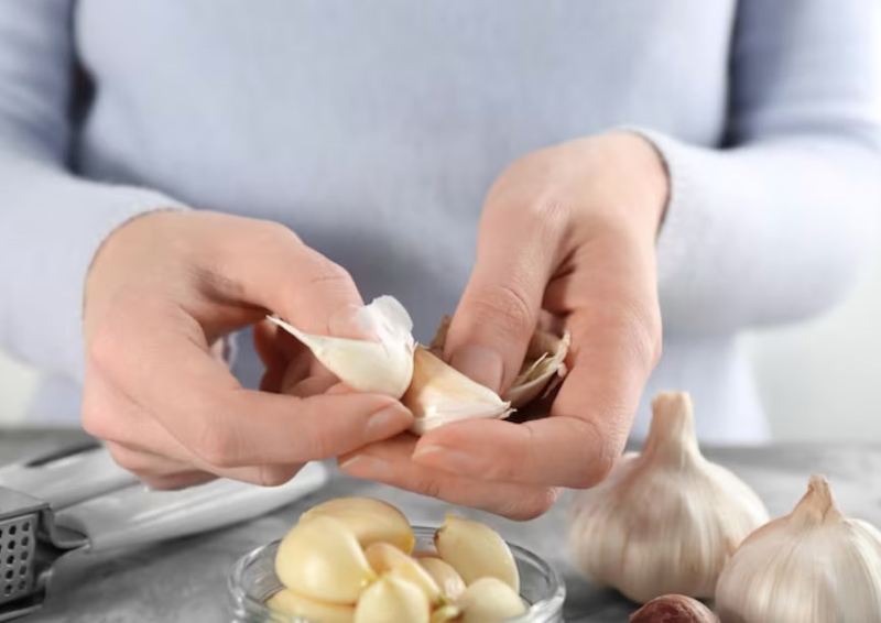 Dùng tỏi tươi là một trong những mẹo chữa mụn cóc hiệu quả 