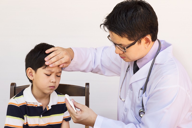 Thay vì tìm cách hạ sốt cho trẻ bằng chanh và gừng, cha mẹ nên cho con đi khám bác sĩ