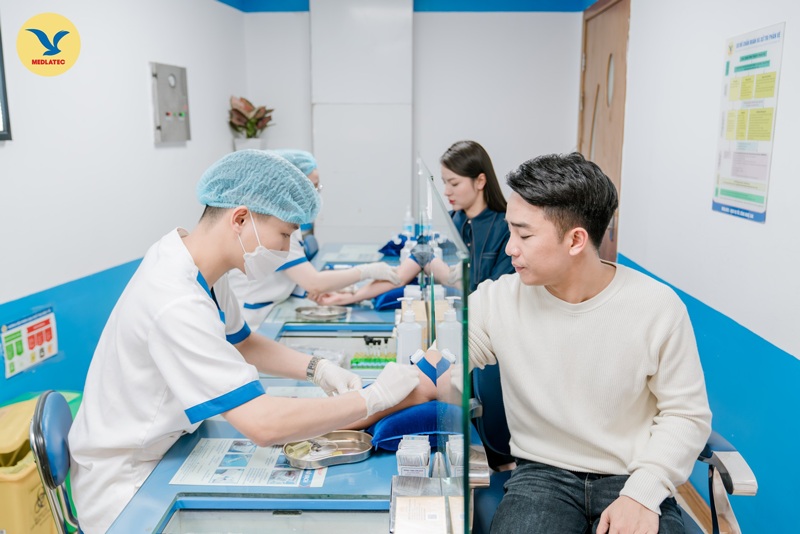 Nhân viên của MEDLATEC hỗ trợ khách hàng lấy mẫu xét nghiệm 