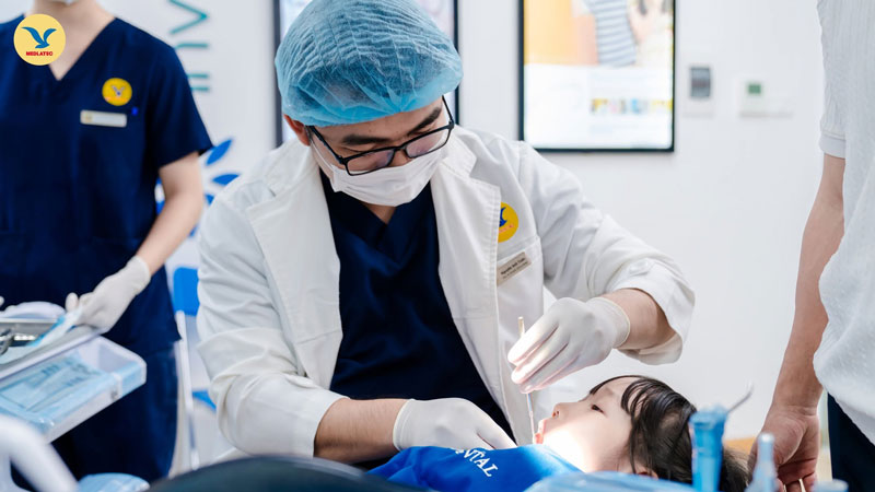 Người bệnh nên thăm khám nha sĩ để tìm cách giải quyết tình trạng viêm nướu chân răng