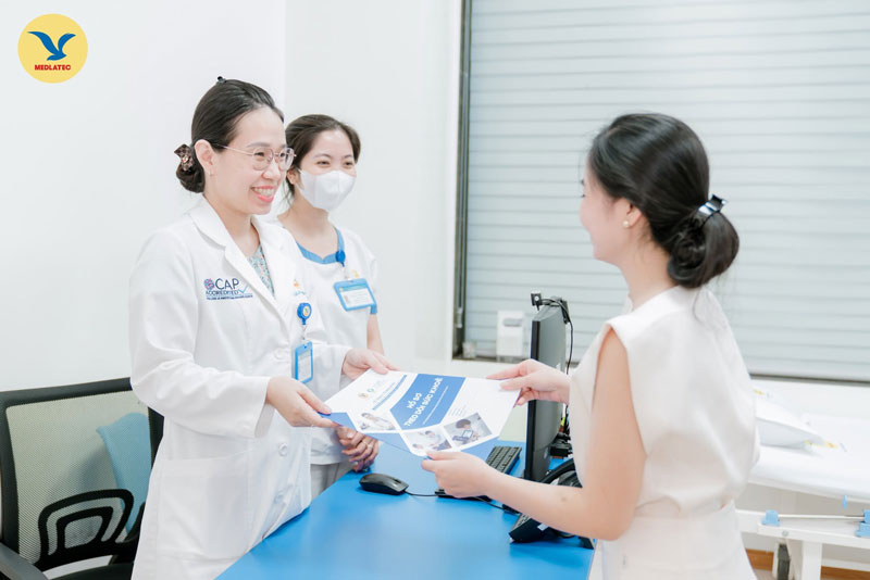 Chị em phụ nữ cần tuân thủ lịch tái khám định kỳ theo chỉ định của bác sĩ sau khi đặt vòng thành công