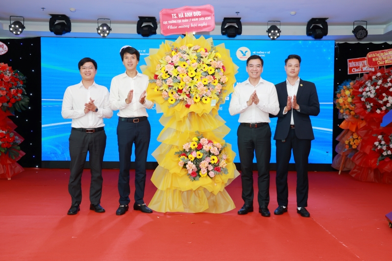 TS. Nguyễn Trí Anh - Tổng Giám đốc MEDLATEC GROUP cùng Giám đốc các chi nhánh khu vực Đồng bằng sông Cửu Long và Đông Nam Bộ nhận hoa chúc mừng từ đại diện lãnh đạo Bộ Y tế 