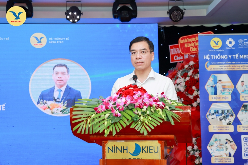 TS. Hà Anh Đức - Cục trưởng Cục Quản lý Khám, chữa bệnh (Bộ Y tế) phát biểu chỉ đạo tại hội nghị 