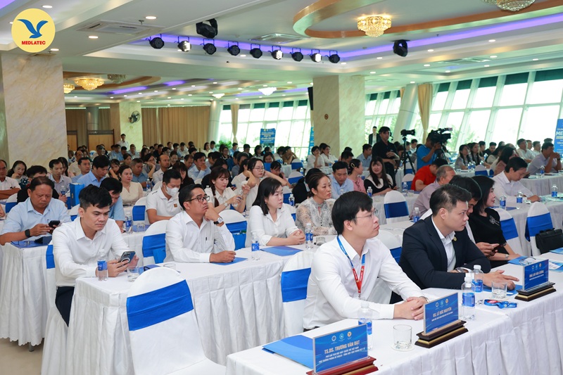 Đông đảo các đại biểu, chuyên gia, cán bộ y bác sĩ… tham dự hội nghị