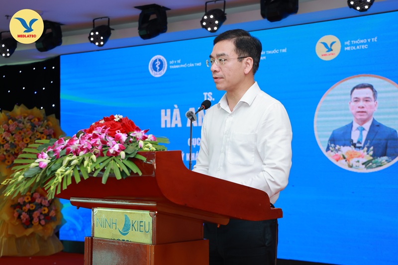 TS. Hà Anh Đức - Chủ tịch Hội Thầy thuốc trẻ Việt Nam; Cục trưởng Cục Quản lý Khám, chữa bệnh (Bộ Y tế) phát biểu tại hội nghị