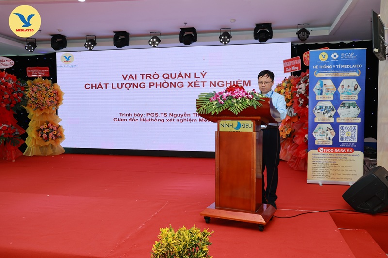 PGS.TS Nguyễn Thái Sơn - Giám đốc Hệ thống Xét nghiệm MEDLATEC trình bày báo cáo tại hội nghị