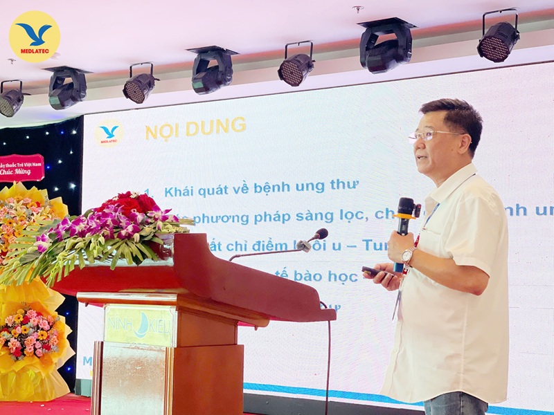 PGS.TS.BSCKII Trần Ngọc Dũng - Chuyên gia Giải phẫu bệnh Hệ thống Y tế MEDLATEC trình bày báo cáo tại hội nghị