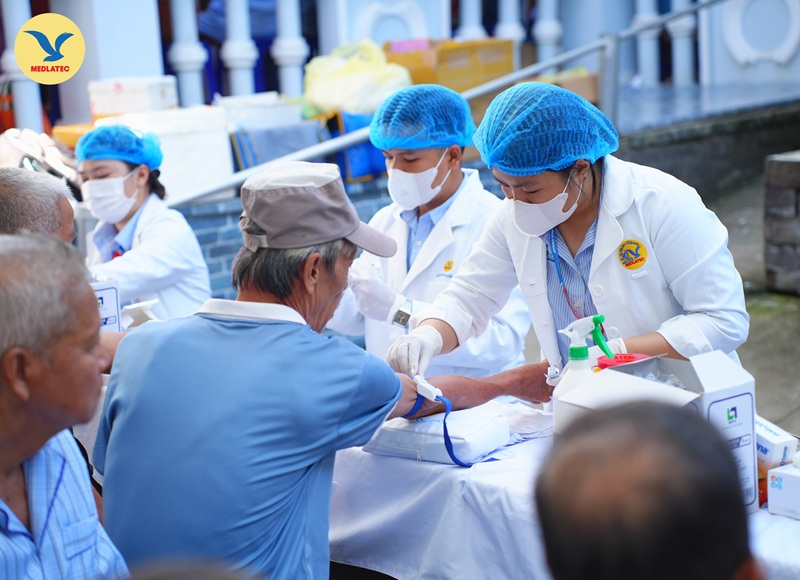Nhân viên y tế MEDLATEC hỗ trợ người dân lấy mẫu xét nghiệm tại Trạm Y tế xã Thạnh Xuân (TP. Cần Thơ)