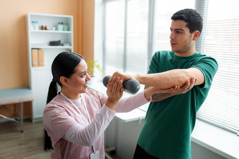 Bạn nên áp dụng các bài tập chữa viêm điểm bám gân khuỷu tay theo hướng dẫn của bác sĩ 