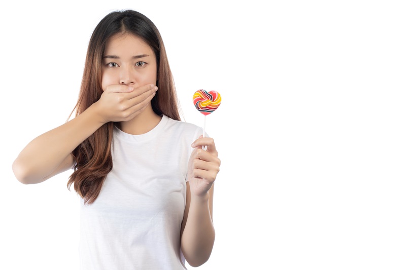 Người có khớp cắn đối đầu thường gặp khó khăn khi ăn nhai đồ cứng