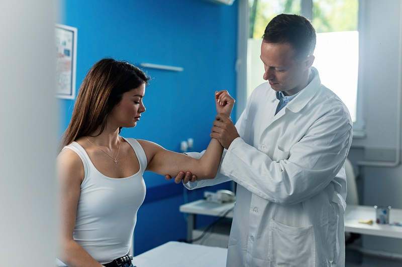 Bệnh nhân trong quá trình khám để tìm hướng điều trị bong gân cùng bác sĩ chuyên khoa