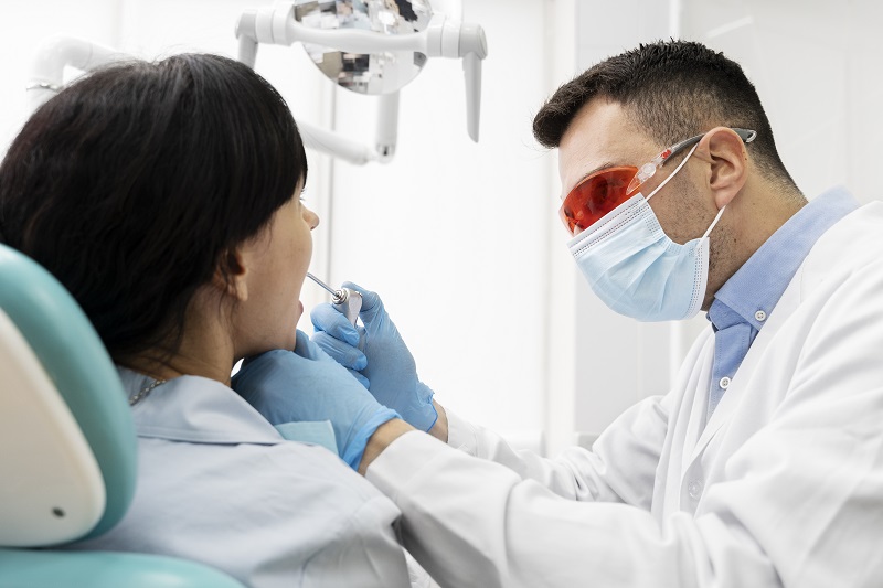Bệnh nhân có dấu hiệu viêm khớp thái dương hàm cần khám chuyên khoa sớm để được điều trị ngay