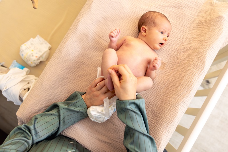 Trẻ bú sữa mẹ trong 1 - 3 tháng đầu dễ có hiện tượng đi phân hạt vàng kèm nước