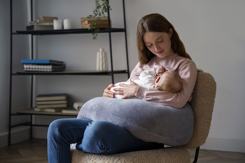 Khi trẻ đi ngoài có hạt vàng kèm nước, mẹ vẫn cần cho bé bú đầy đủ
