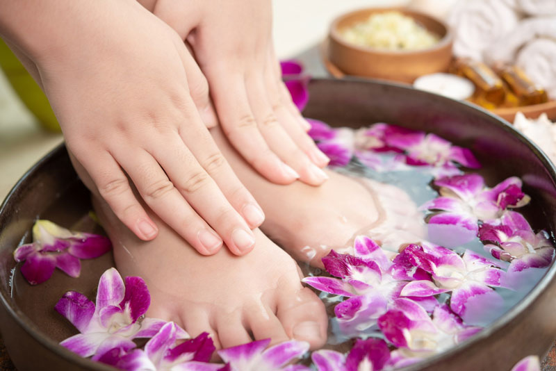 Ngâm chân nước ấm giúp máu lưu thông hiệu quả hơn