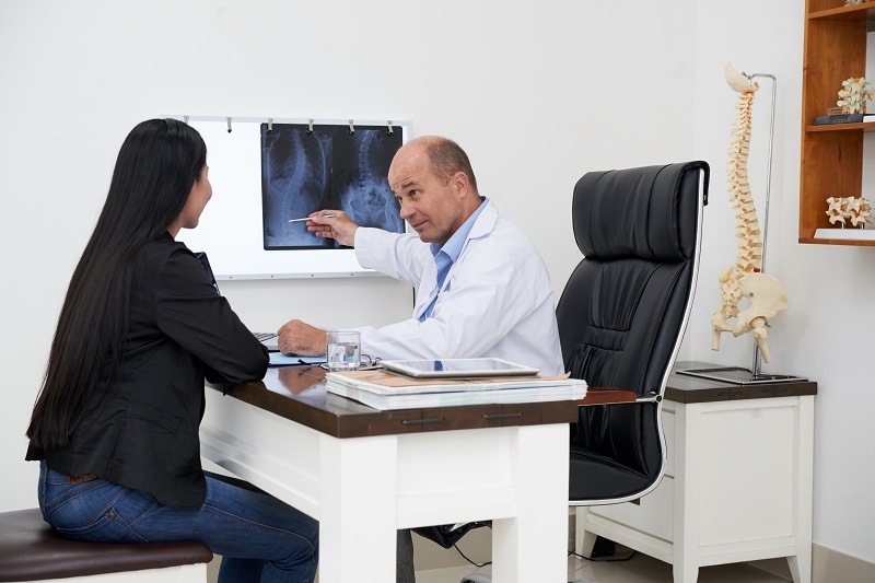Người bệnh trong quá trình được bác sĩ giải thích nguyên nhân gây đau gần xương cụt và hướng dẫn điều trị