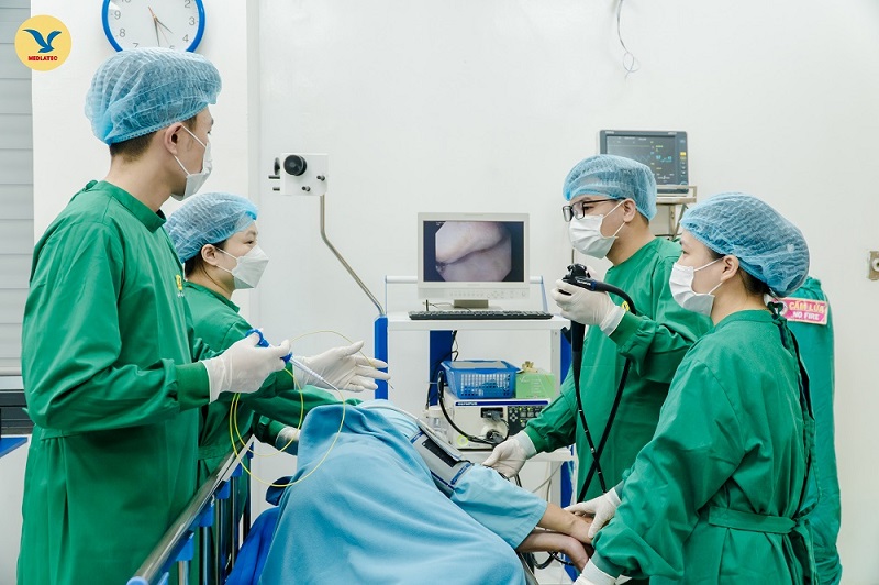 Để rút ngắn thời gian khám, nhiều bệnh nhân làm xét nghiệm tại nhà trước khi đến viện kiểm tra chuyên sâu